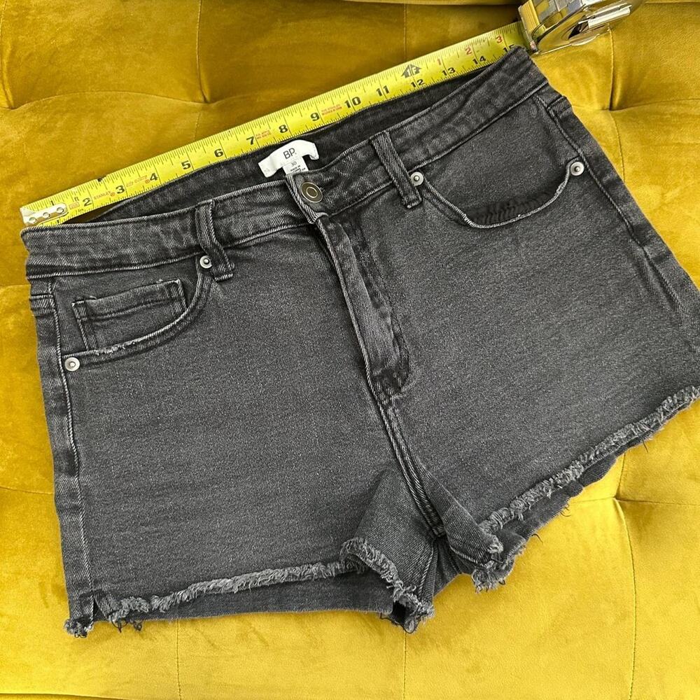 Black denim shorts with raw